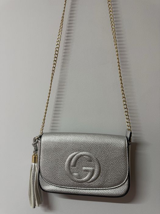 Сива ефектна чанта с пискюл