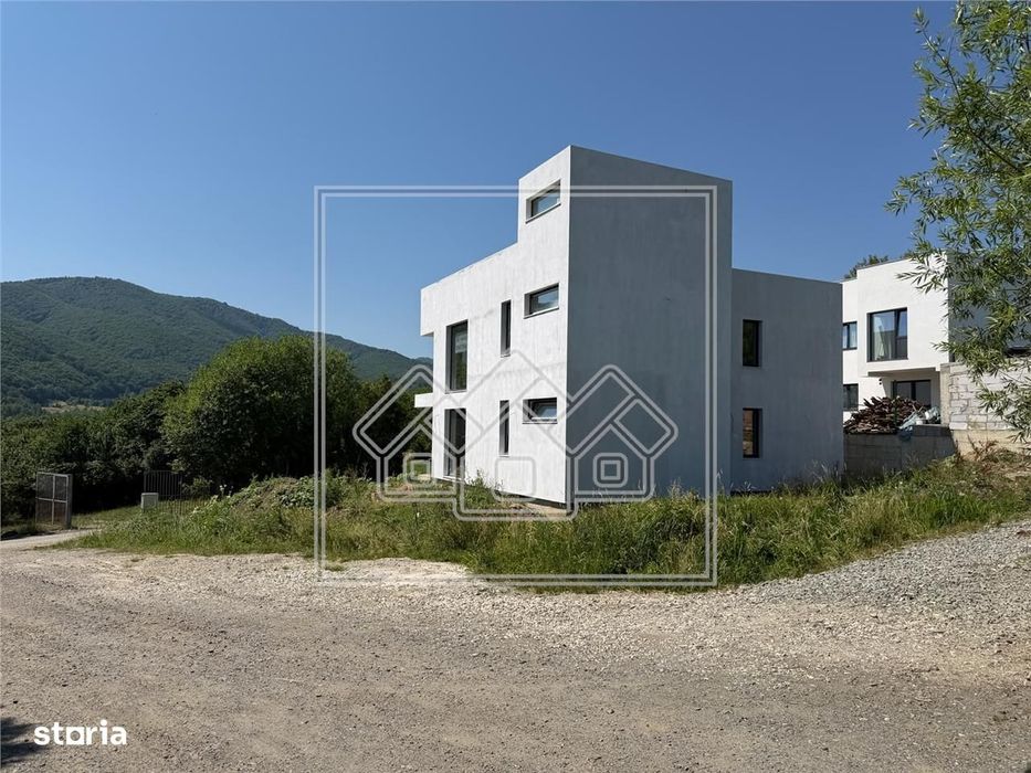 Casă de vânzare în Cisnădioara – rooftop cu piscină infinity, panoramă