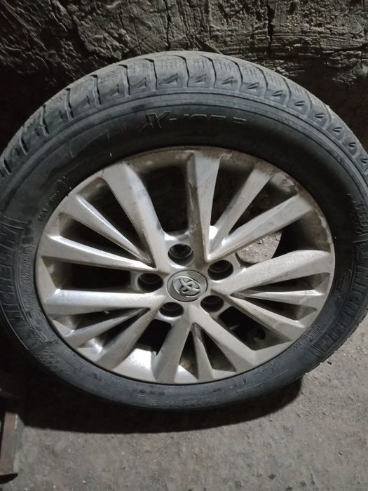 Продам диски с шинами на тойоту короллу размер 16