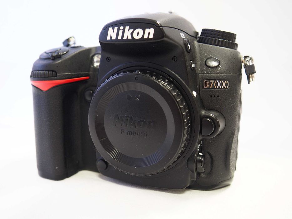 Nikon D7000 + обектив Tamron AF18-200mm на 1190 кадъра