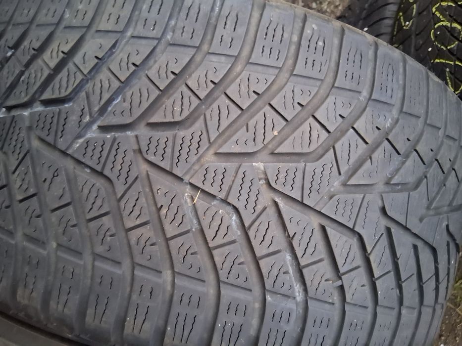255 40 18 YOKOHAMA 2бр зимни