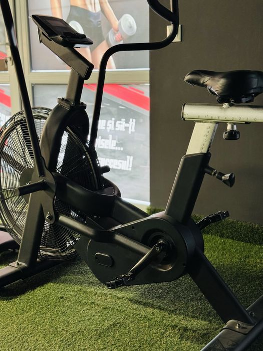 Bicicletă cu aer — rezistență naturală, antrenament complet