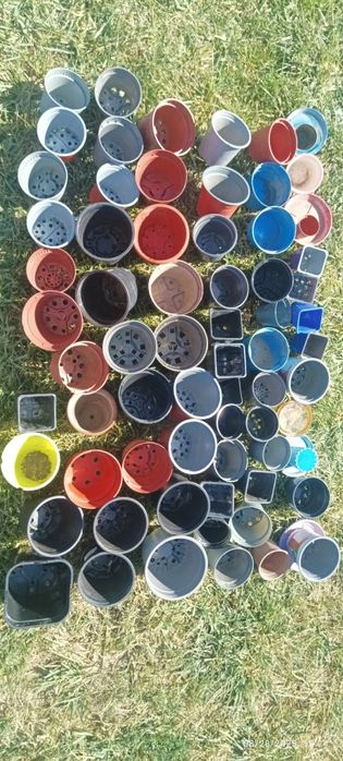 Продавам 90 бр. пластмасови саксии различни размери.