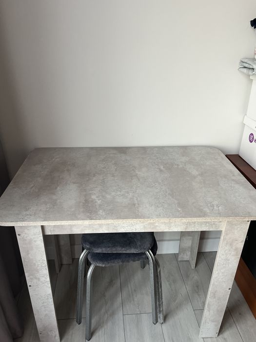 Продаётся стол со стульями (2 табуретки)