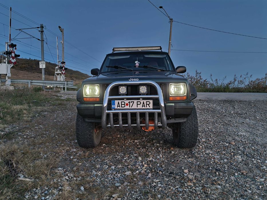 Jeep Cherokee xj 黒 Lifted Jeep Cherokee XJ in Black