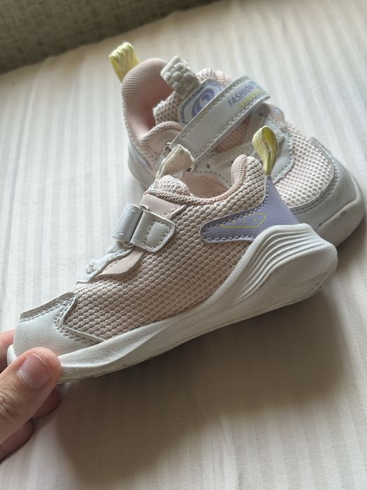 Продам детские кроссовки 18 размер