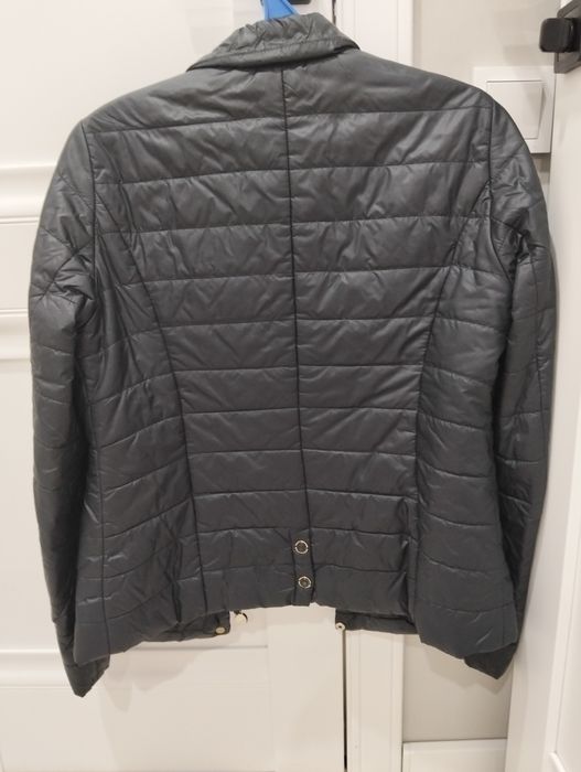 Куртки белая и черная