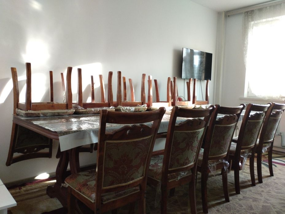 Большой стол со стульями