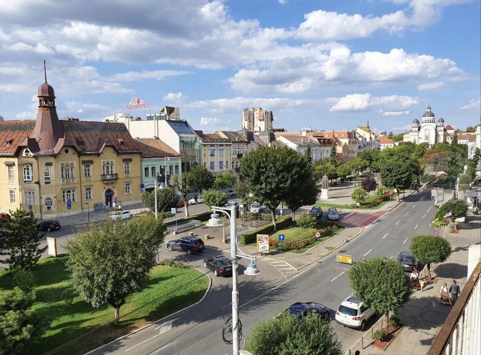 Apartament cu 2 camere si balcon deasupra la Mc Donalt de inchiriat zona centrala !
