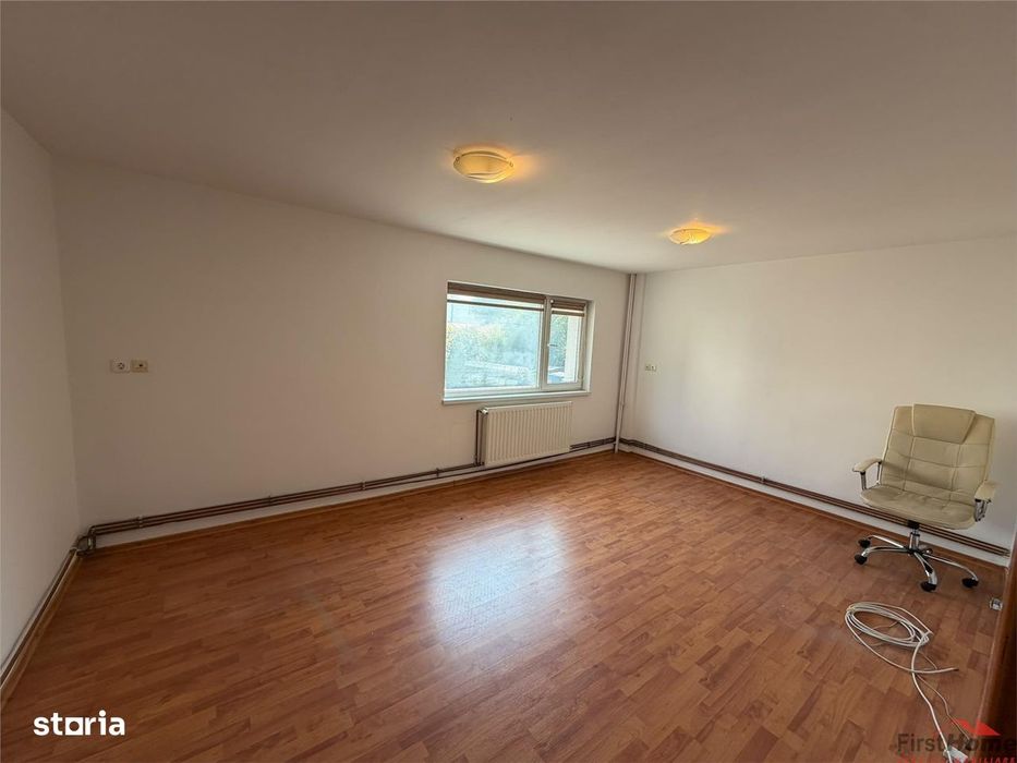 Apartament 3 camere, parter, zona Biserica Catolica
