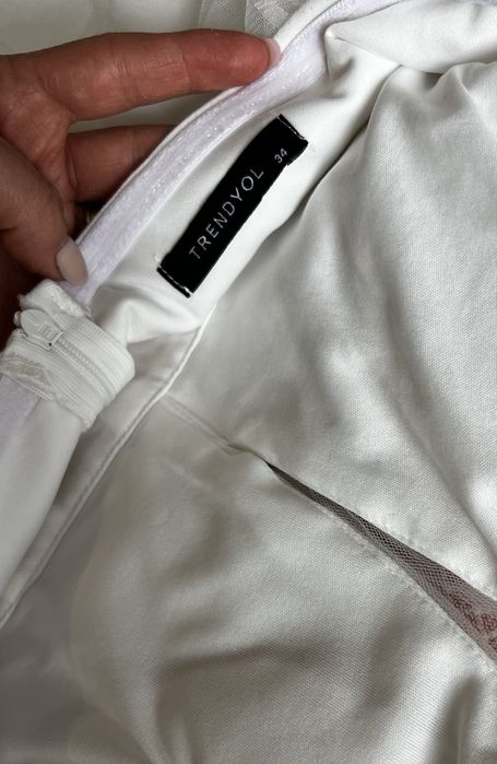 Rochie lunga, alba, cu crapatura pe picior