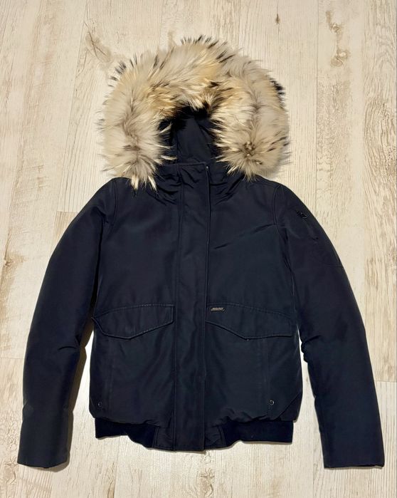 Geacă premium de iarnă Woolrich, femei, bleumarin, cu glugă și blană, purtată