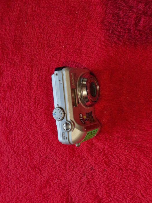 Aparat foto Nikon cu mic defect