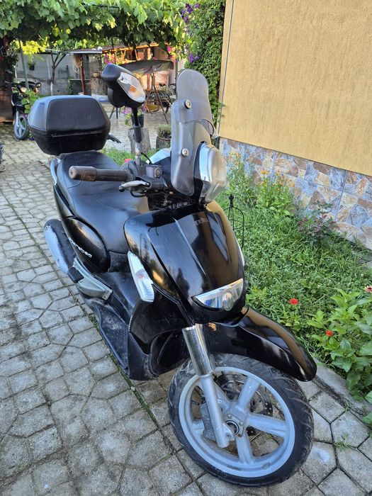 Scuter Piaggio Beverly 250 cc și Piaggio Scarabeo 250 cc