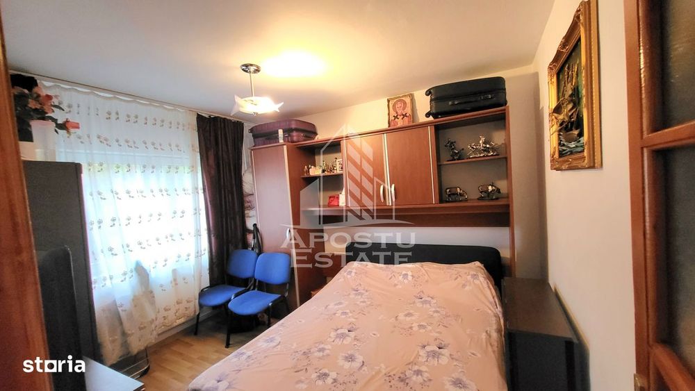 Apartament decomandat,4 camere,2 bai,etaj 2 Calea Lipovei