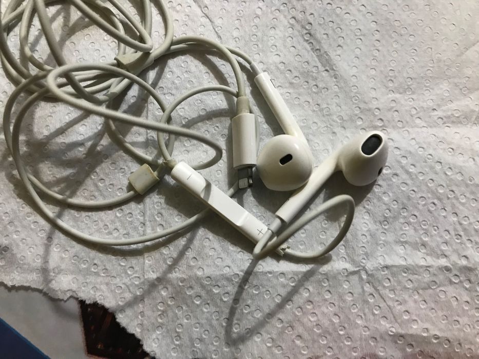 Vand caști cu fir pentru iPhone
