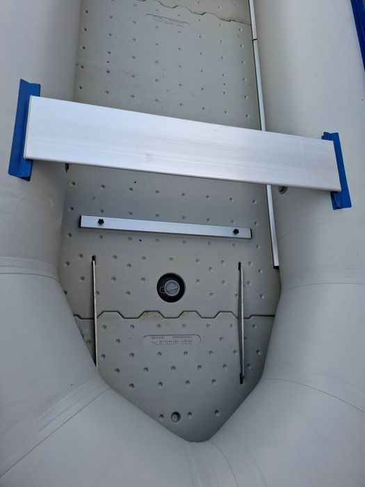 Надуваема лодка с извънбордов двигател