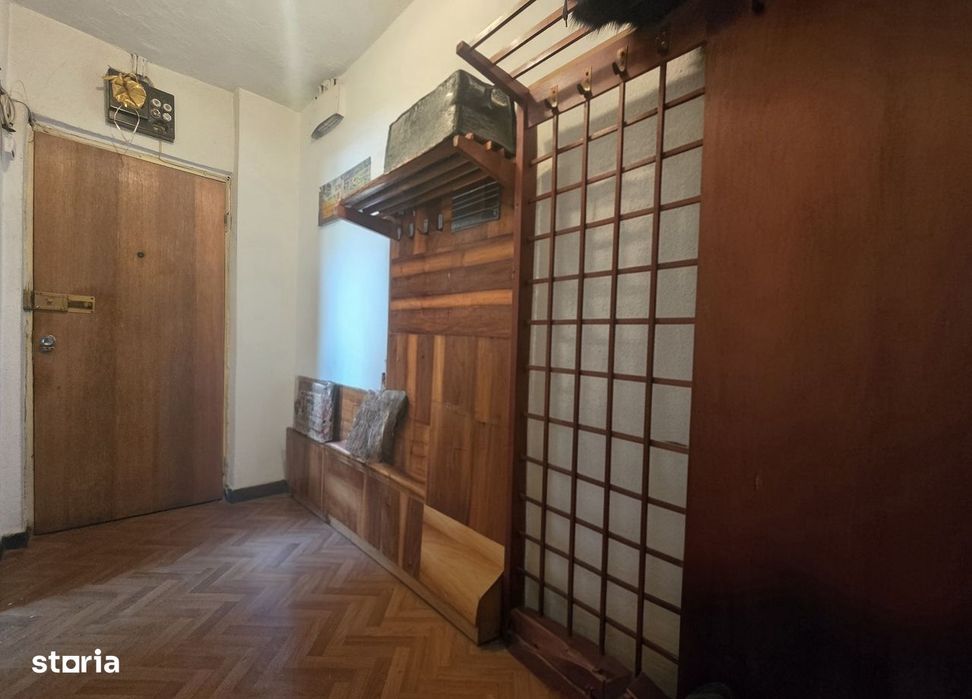 Apartament 2 camere, etaj 10, balcon, Câmpulung