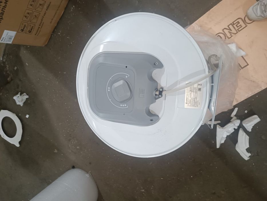 продам горизонтальный водонагреватель Ariston