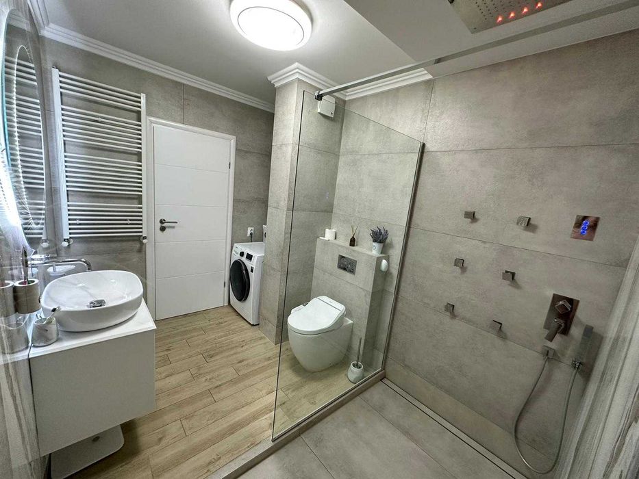Apartament elegant 2 camere, bloc nou (ARED), etaj 3, complet mobilat si utilat, balcon amenajat, PARCARE PRIVATA inclusa in pret - 159000 Euro