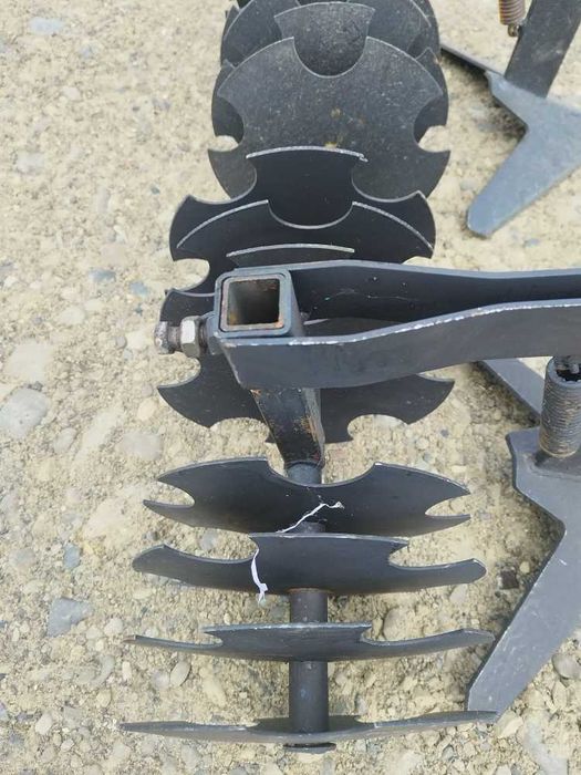 Cultivator prasitoare pe doua randuri pentru tractor sau motocultor