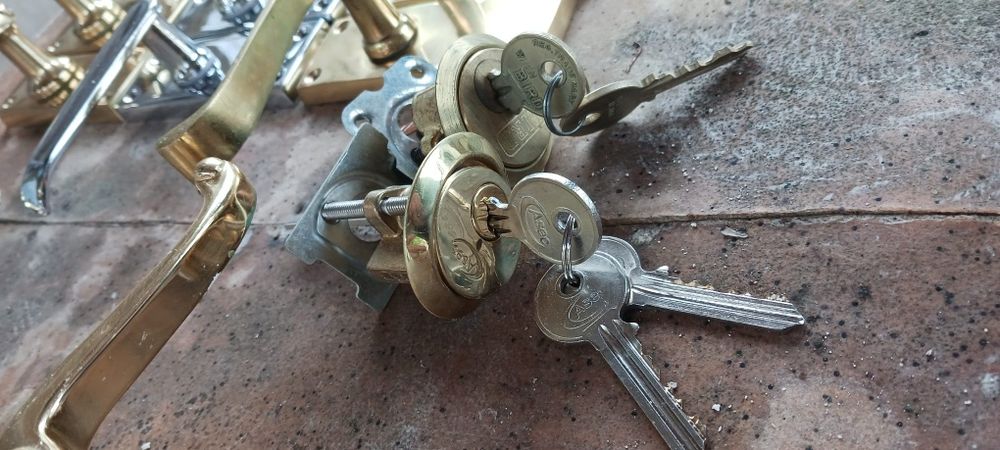 Mânere vechi sliduri feronerie ușa