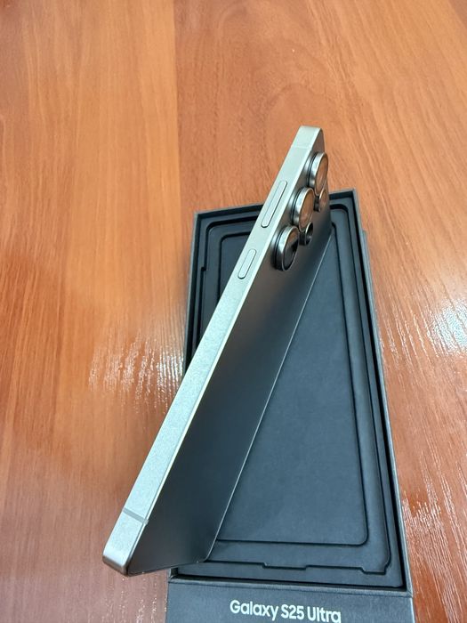 Samsung S 25 ultra 12/256gb holati ideal dokumet bor