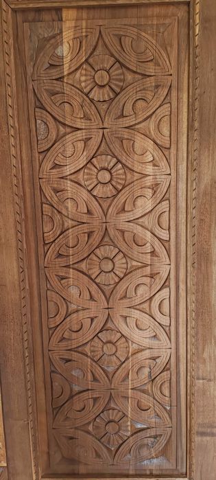 Орехова врата от масив с ръчна дърворезба