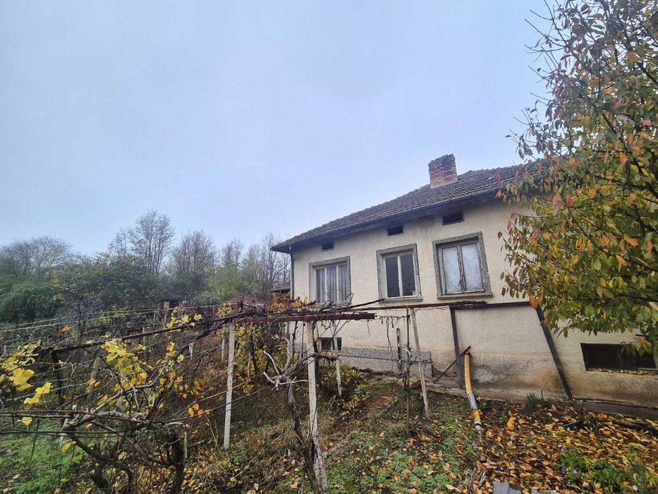 Къща "близнак" в с. Петокладенци обл. Плевен