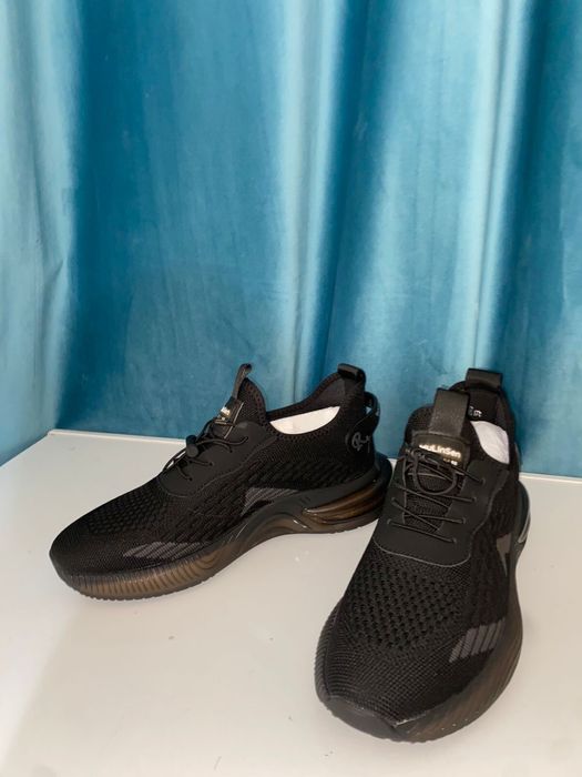 Продаю кроссовки