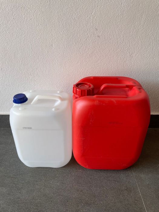 Vând canistre plastic 20 litri