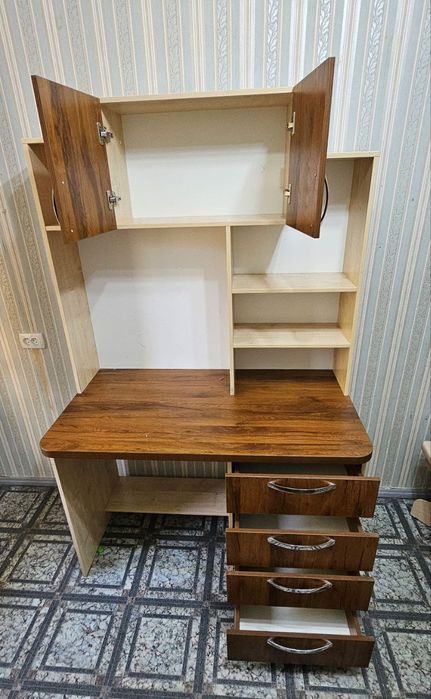 Продаётся письменный стол в отличном состояние.