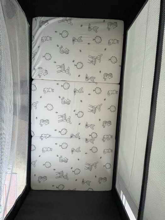 Moni Детска кошара Next Level + люлеещ механизъм + Rainy Бебешки хипоалергенен матрак