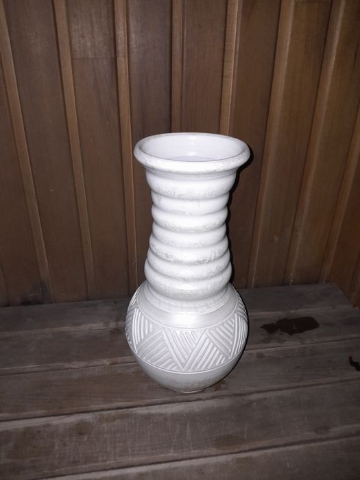 Керамическая ваза 15 000 теңге.