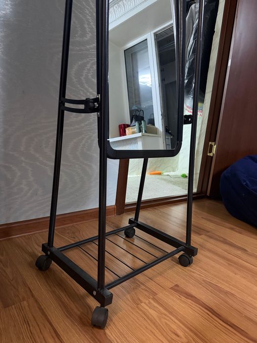Продам зеркало на колесиках !!
