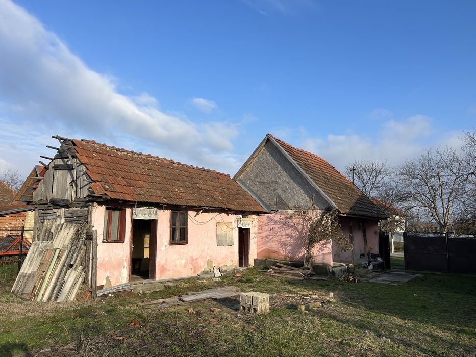 Casa la rosu de vanzare