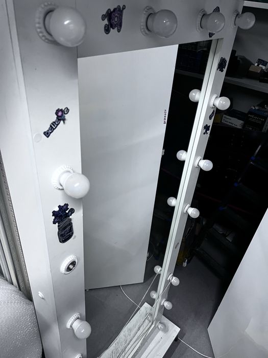 Зеркало гримерное с лампами