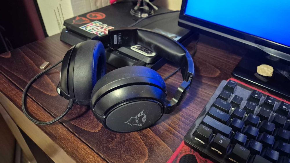 PlayStation 4, 1TB + телевизор и аксесоари