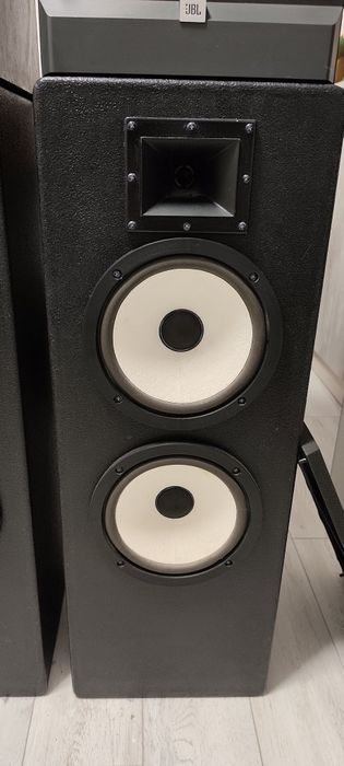 Boxe impecabile de 100W rms/8 Ohmi, sunet puternic și clar