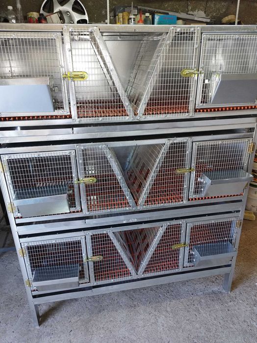Оборудвани клетки за зайци.