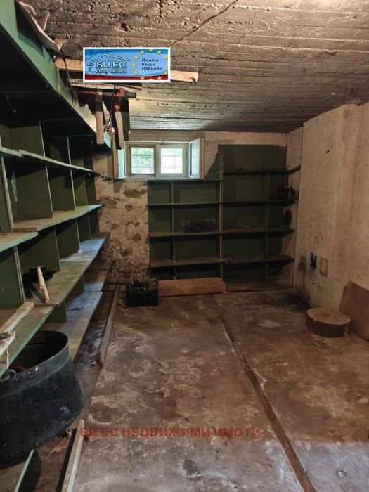 Къща в град Земен