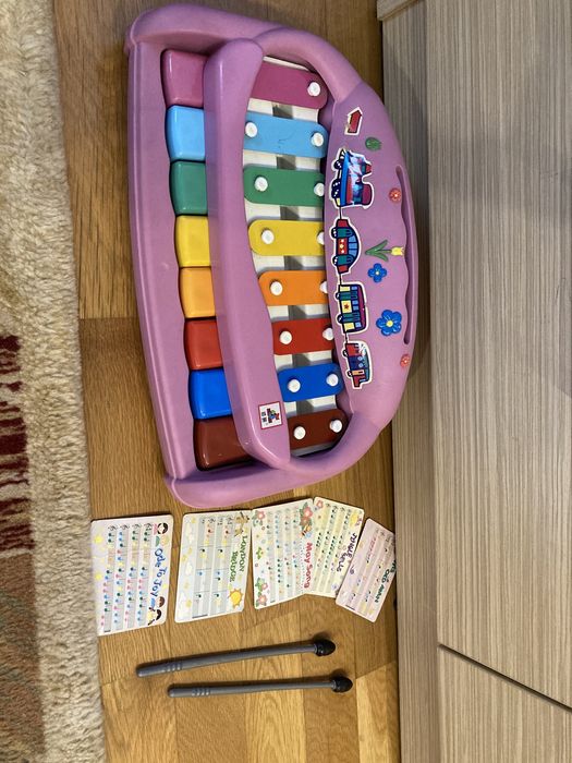 Детско пияно и кларитон, заедно с палки и детски песнички