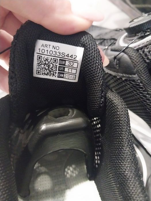 Продам детские кроссовки