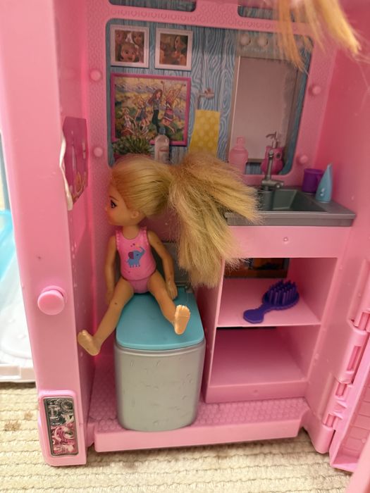 Rulota BARBIE cu piscina, bucatarie si salupa