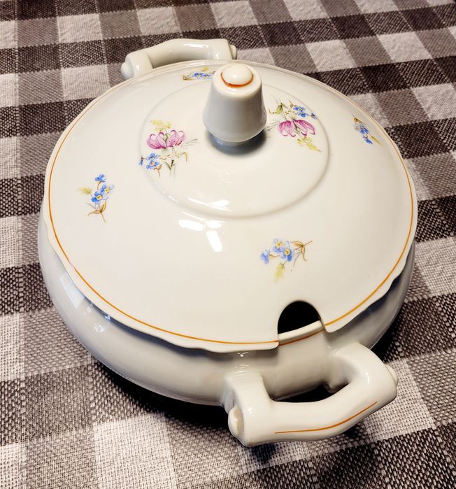 Порцеланов супник с капак! Състояние използвано като ново!