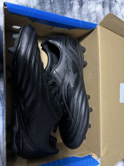 Crampoane joma piele