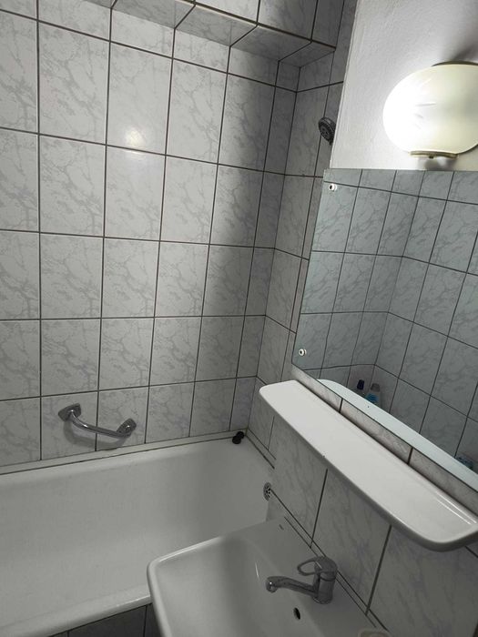 Proprietar, închiriez garsonieră, central, etaj 3