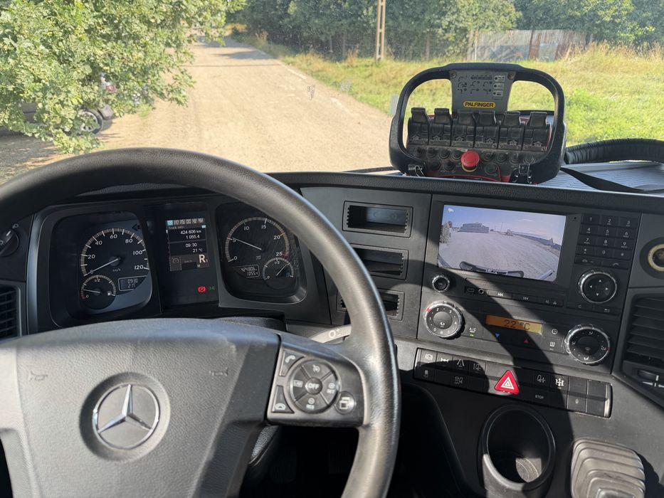 Mercedes Benz Antos 1833 cu macara PALFINGER PK13001K