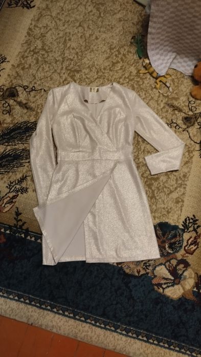 Платье золотистое короткое с длинными руковами