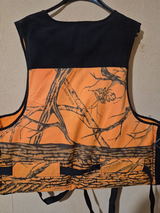 Продавам 2 броя спасителни жилетки